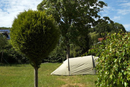 Zelt auf Wiese